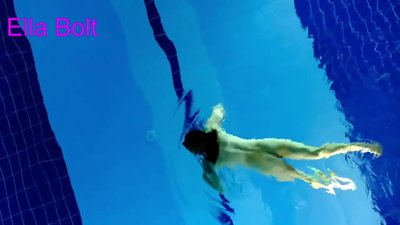 Ùn possu micca piantà di fighjulà, ghjovana bionda catturata nuda in piscina ELLA BOLT