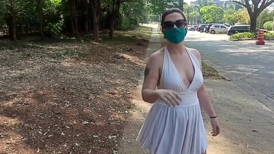 Nudità publica: una zitella di Russia prova di caccià a so robba in i carrughji di Rio de Janeiro. Quasi hè stata arrestata.
