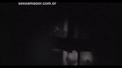 Blondie hè videoregistrata in segretu da un voyeur di u quartieru nascostu daretu à i mattoni cavi
