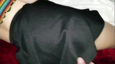A sorella di scola vergine addormentata riceve u so culo strettu cù e so dite