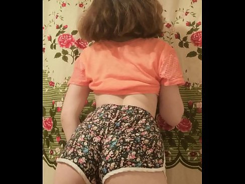 ❤️ Una ghjovana sexy si spoglia i pantaloncini davanti à a camera ☑ Porno anale à noi ❌