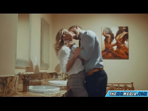 ❤️ Quandu una bionda tettona ti seduce in un bagnu publicu ☑ Porno anale à noi ❌